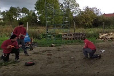 Chłopaki na budowie rozwalili system swoim pit stopem 