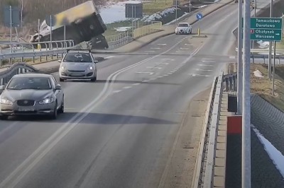 Policyjny dron kontra mistrzowie ignorujący znak STOP