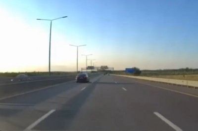 Lecisz sobie spokojnie autem po autostradzie, a tu niespodzianka 