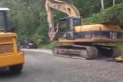Kasowanie osobówki za pomocą koparki. Miał pecha 