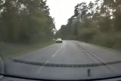 Stracił lusterko, a po chwili już dachował i skończył w rowie