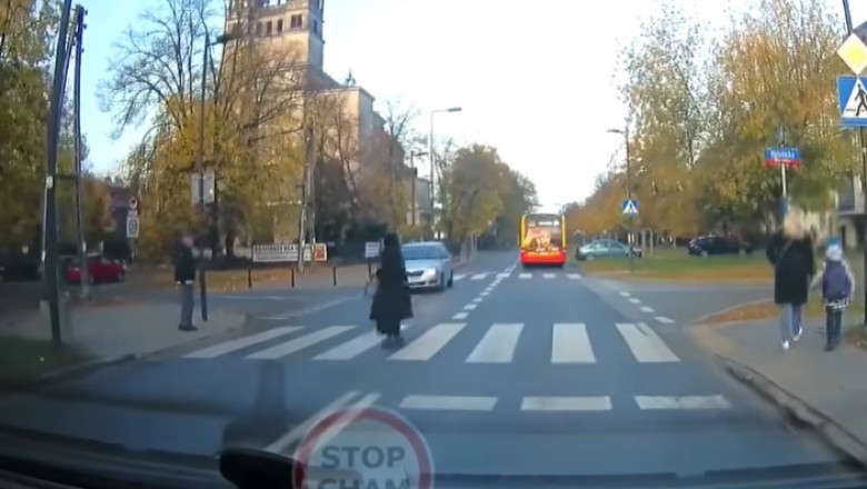 Uderzyło w nią auto, a i tak poszła do kościoła - Warszawa 