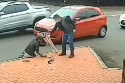 Przypadkowy gość postanowił podarować kule inwalidzie 