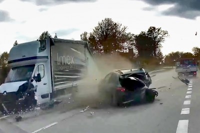 Dwa busy i osobówka, czyli wypadek na prostej drodze