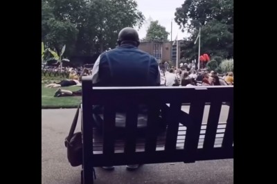 Do gościa śpiewającego w parku przyłącza się tłum ludzi 