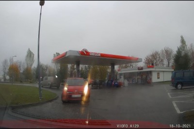 Mistrzowskie tłumaczenie kobiety, dlaczego jedzie pod prąd 