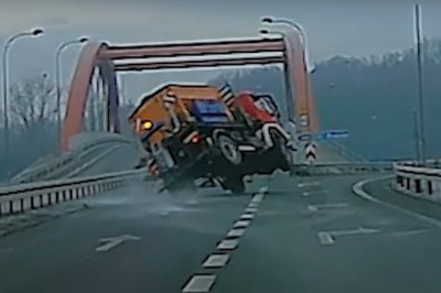 Przy wjeździe na autostradę A4 przewróciła się piaskarka