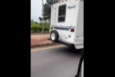 Na dwa auta ciągnęli przyczepę campingową. Mistrzowie transportu 