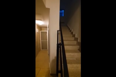 Myślisz, że widziałeś małą windę osobową? Tę wcisnęli w ścianę  