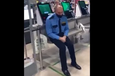 Ochroniarz śpi w czasie pracy. Trafił na niego żartowniś