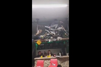 Gość chciał się popisać paleniem gumy motocyklem w barze 