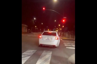 Kiedy uczysz się driftu, ale kasujesz swoje auto na skrzyżowaniu 