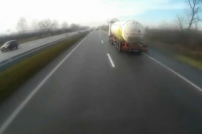 Pęknięta opona w TIRze doprowadza do wypadku na autostradzie 