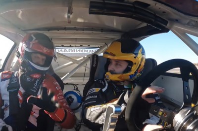 Mistrz wirtualnego driftu wsiada za kierownicę 900-konnego Nissana 