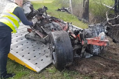 Tak wyglądało ładowanie wraku Ferrari 458 na Łotwie 