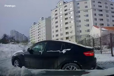 BMW leciało wprost na niego. Musiał się szybko ratować