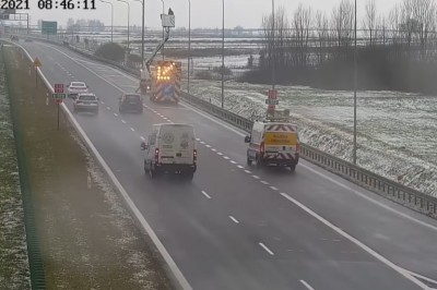 Zasnął za kierownicą BUSa i wjechał w pracowników na S-12