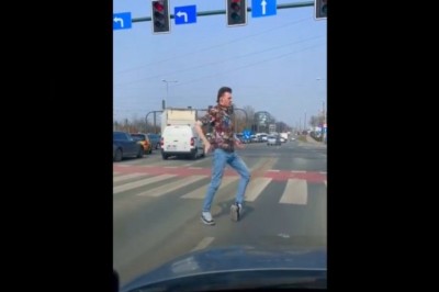 Kiedy stoisz na światłach i zaczyna Ci się nudzić