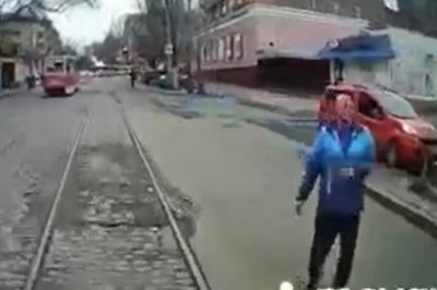 Motorniczy zamknął mu drzwi tuż przed nosem, postanowił się odwdzięczyć