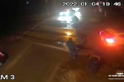 Wjechała na tory, bo myślała, że to skrzyżowanie - nagranie z monitoringu 