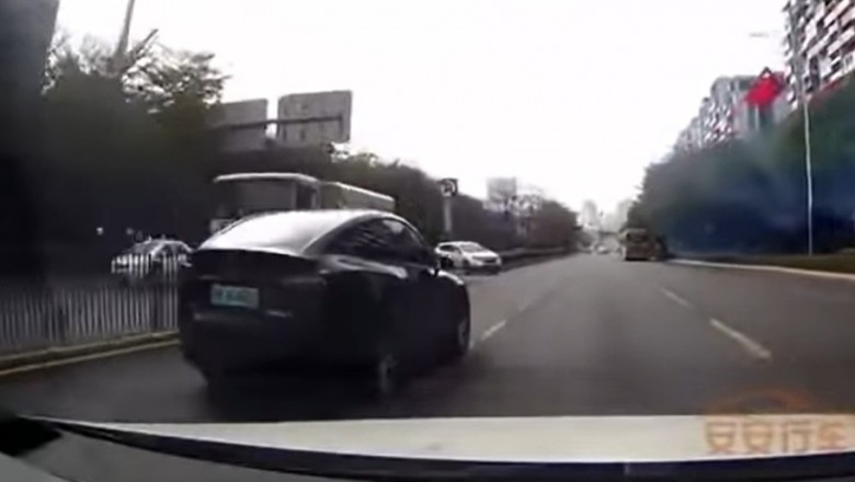 Mistrzowskie ominięcie pojazdów przez Tesla Model Y 