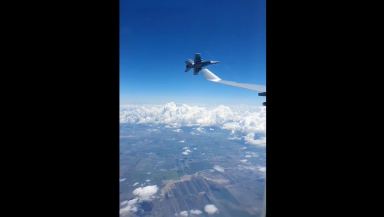 Lecisz sobie na wakacje, a tu pilot myśliwca robi pokaz 