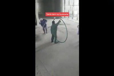 Budowlaniec artysta daje pokaz w czasie przerwy 