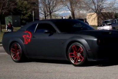 Chciał się popisać mocą Dodga, a skasował dwa samochody