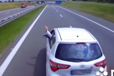 Przedstawiciel handlowy pozdrawia i wyhamowuje ciężarówkę na autostradzie