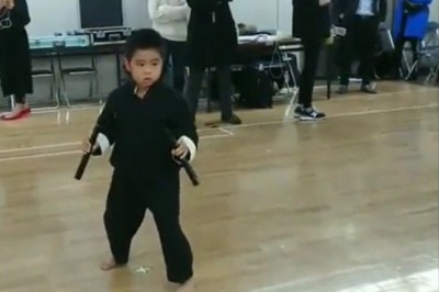 Mały „Bruce Lee” pokazuje swoje nieprzeciętne umiejętności