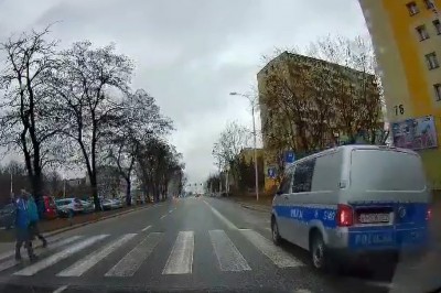 Czy ten kierowca policyjnego radiowozu zgarnie mandat?