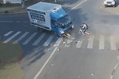 Dwa samochody kontra fartowny gość na rowerze 