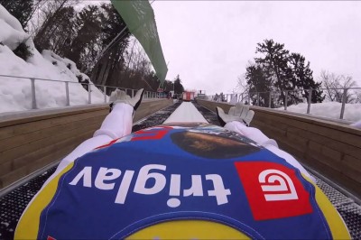 Taki widok ma skoczek podczas skoku z mamuciej skoczni