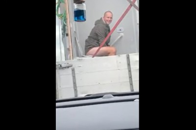 Kiedy Twojego kumpla mocno przyciśnie, a stoicie akurat w korku