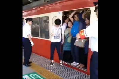 Myślisz, że jechałeś w zatłoczonym pojeździe? To zobacz jak wchodzi ten gość 