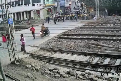 Motocyklista kontra pociąg. Wjechał na tory pomimo zakazu 