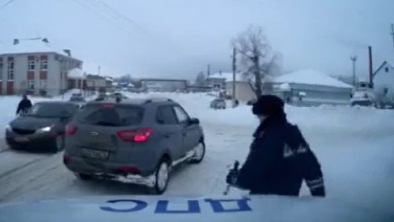 Ucieczka z policjantem w drzwiach. Nietypowy pościg za kierowcą  