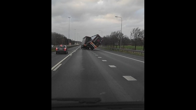 Silny podmuch wiatru wywrócił przyczepę na autostradzie 