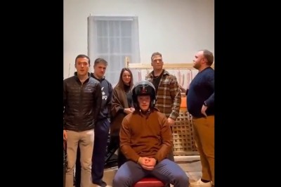 Do tej zabawy trzeba tylko kask i kilku wesołych znajomych