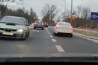 64-latka za kierownicą Subaru wjechała w dwa samochody - Płock