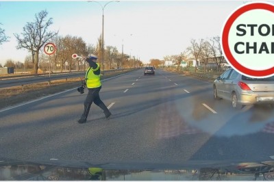 Policjant wbiegł na 3-pasmową drogę, żeby zatrzymać auto 