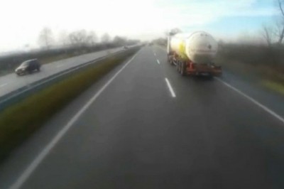 Pęknięta opona doprowadza do wypadku na autostradzie
