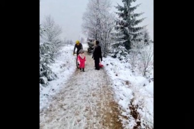 Rowerzysta kontra mała dziewczynka. Chyba miał za mało miejsca