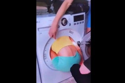 Wlazła do pralki dla zakładu. Musieli ją wyciągać strażacy 