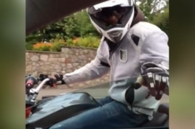 Kiedy motocyklista próbuje upomnieć kierowcę auta