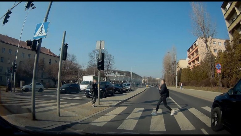 Dziewczyna na pasach myśli,  że jest niezniszczalna. Ku przestrodze