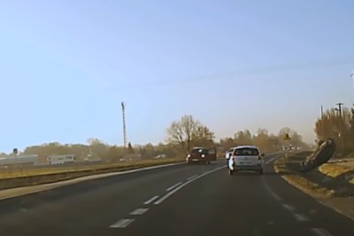 Nieudane wyprzedzanie przed zakrętem zakończone dachowaniem 