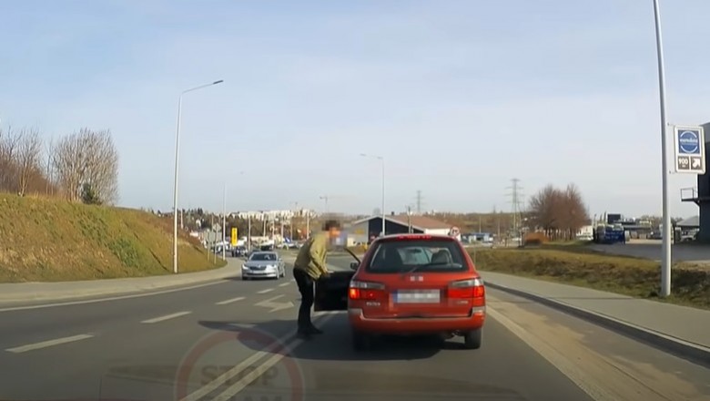 Kierowca kontra pasażer. Wyskoczyli do siebie z łapami podczas jazdy 