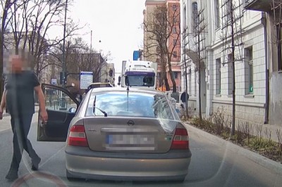 Momentalna karma dla kozaka w Oplu. Szybko kasował auto i uciekł