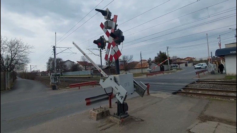 Dziadek na przejeździe kontra pociąg jadący 150 km/h 